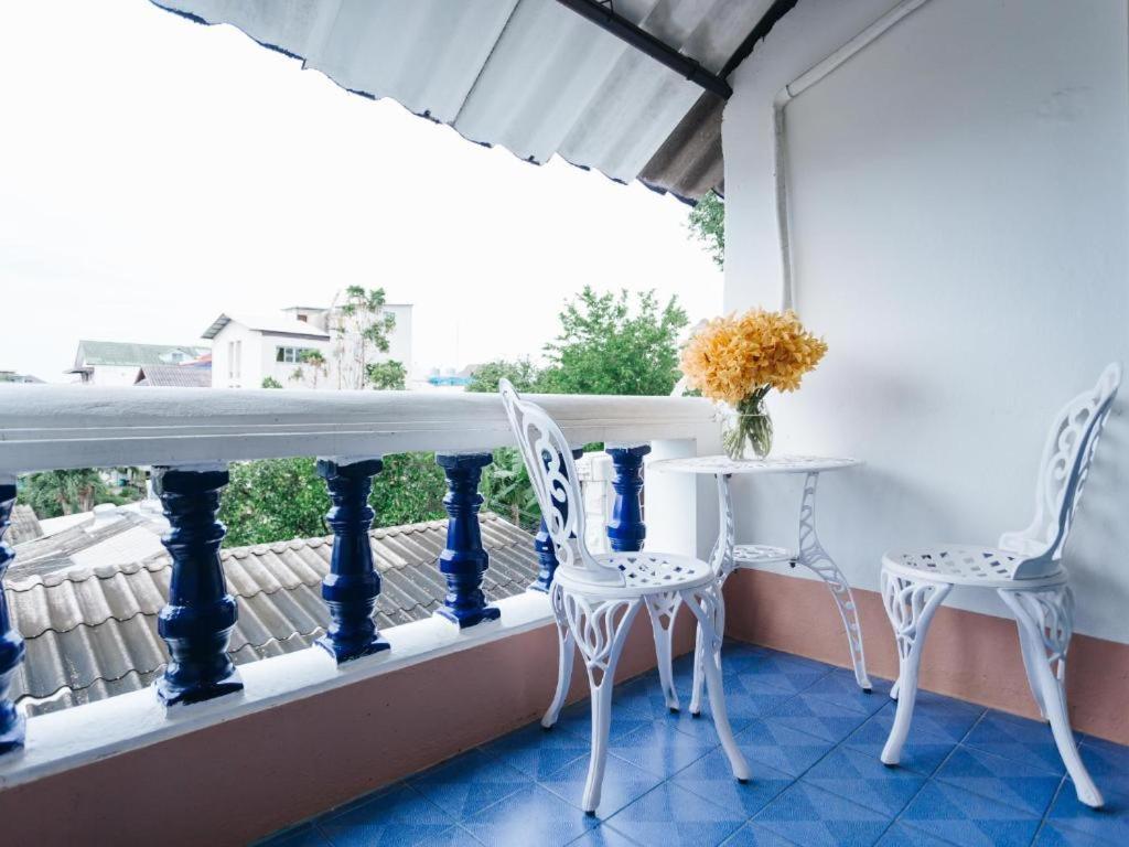 Отель Rendezvous Oldtown Chiangmai Чиангмай Экстерьер фото