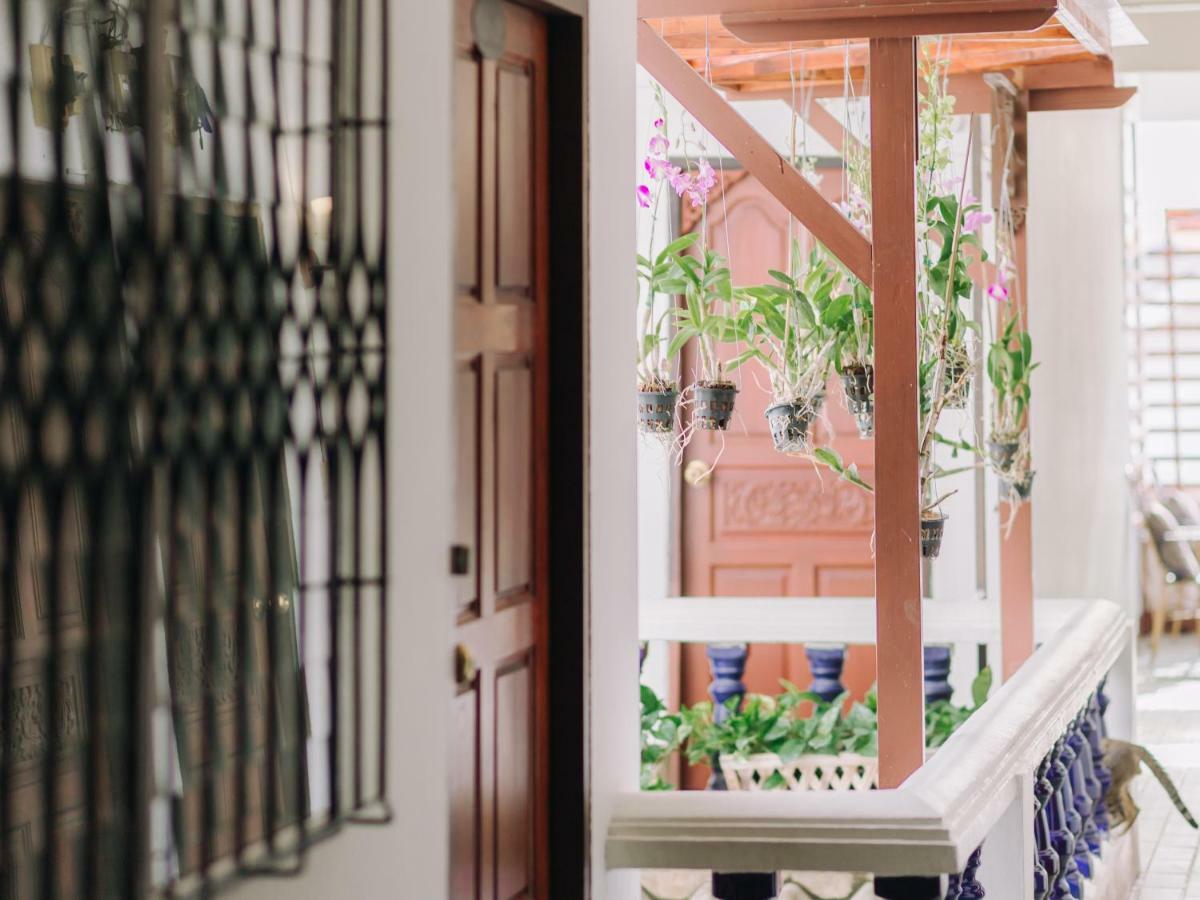 Отель Rendezvous Oldtown Chiangmai Чиангмай Экстерьер фото